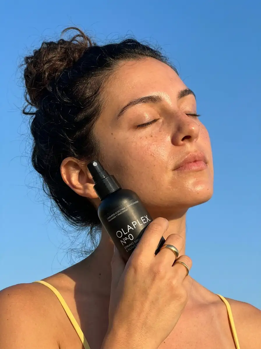 Woman_holding_product_close_202607112356