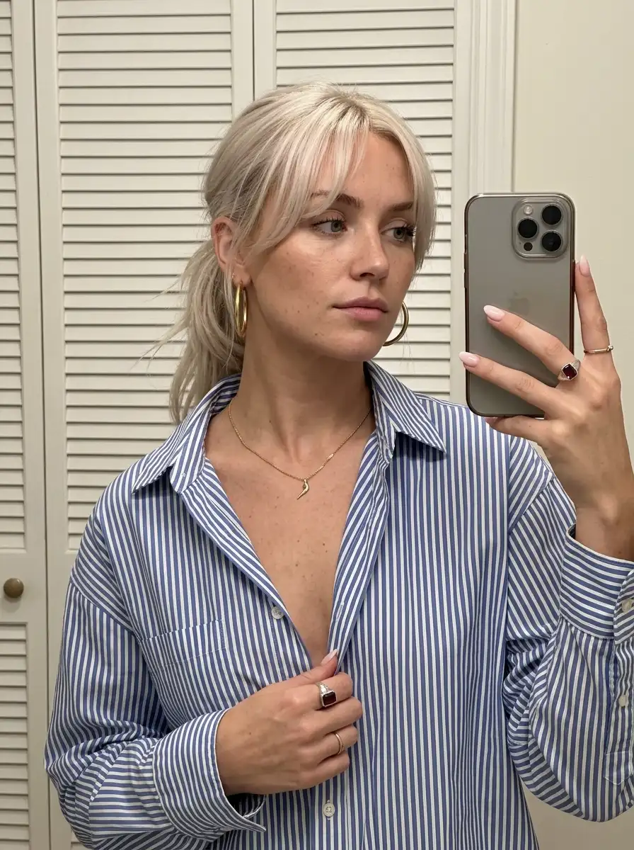 Woman_taking_mirror_selfie_202607141915